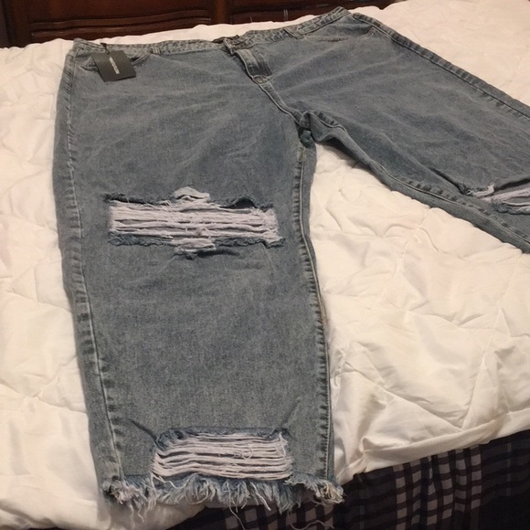 Pretty little thing Beautiful Capris! - Picture 3 of 7